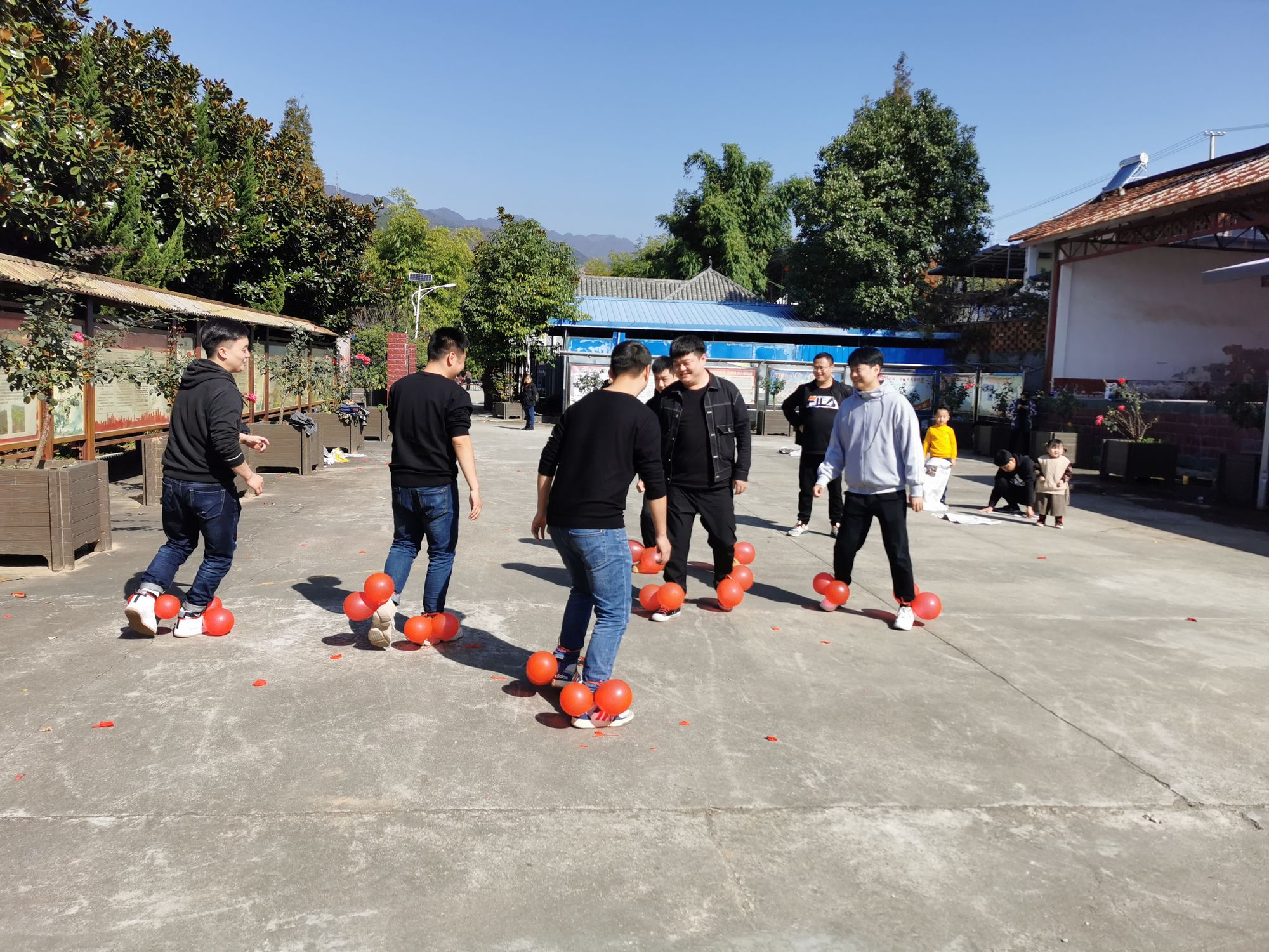 团队默契游戏比动作_锻炼团体默契的游戏_训练团队默契的小游戏