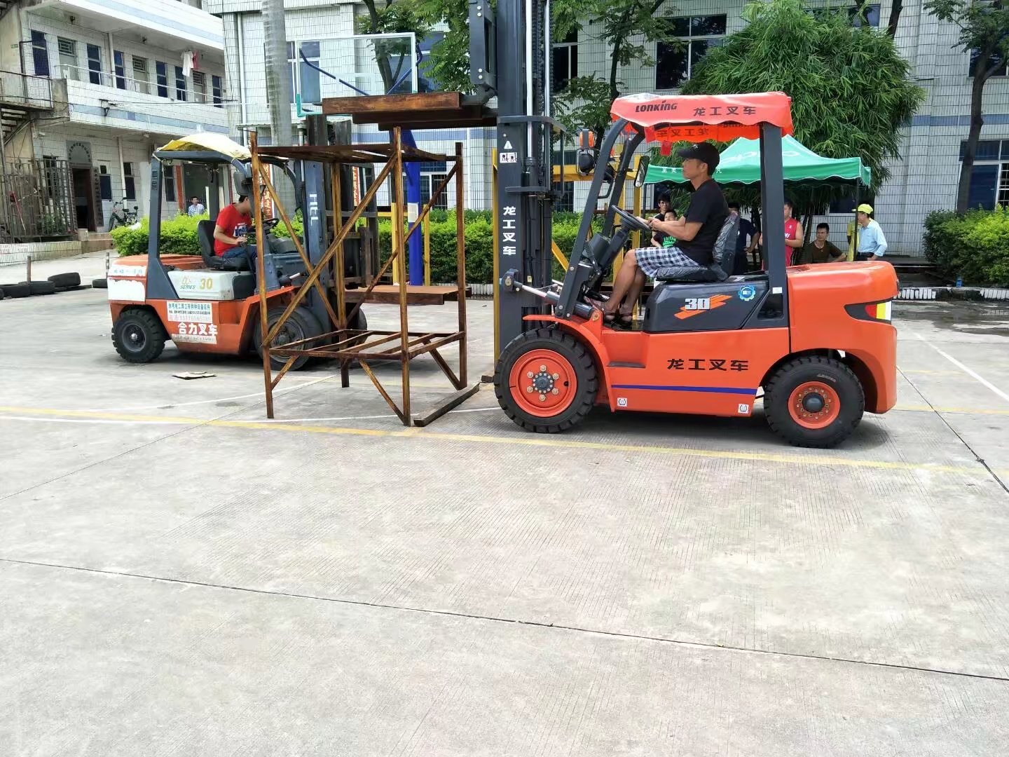 招工叉车工_高薪招聘叉车工_叉车工招聘