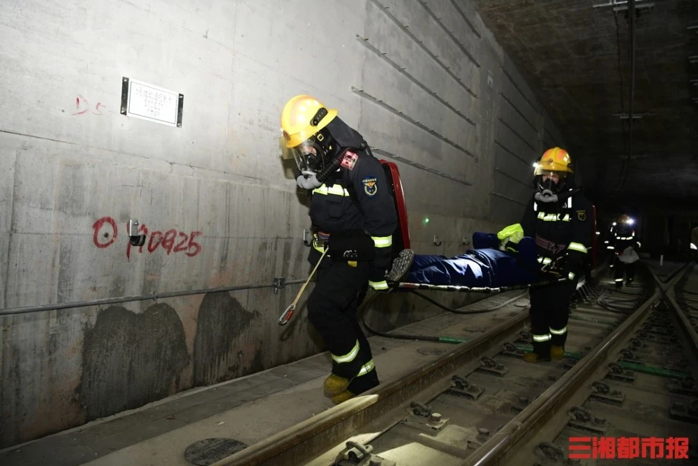 地铁逃生手机版下载_免费下载地铁逃生_下载地铁逃生手游