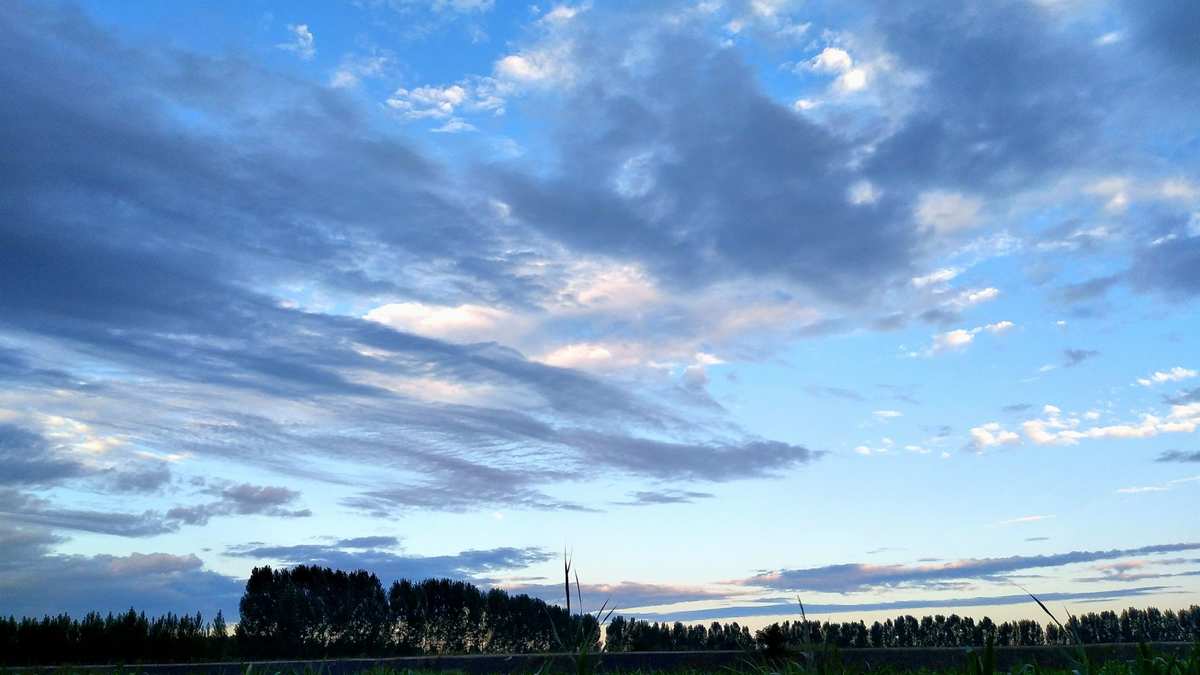 天空美眉