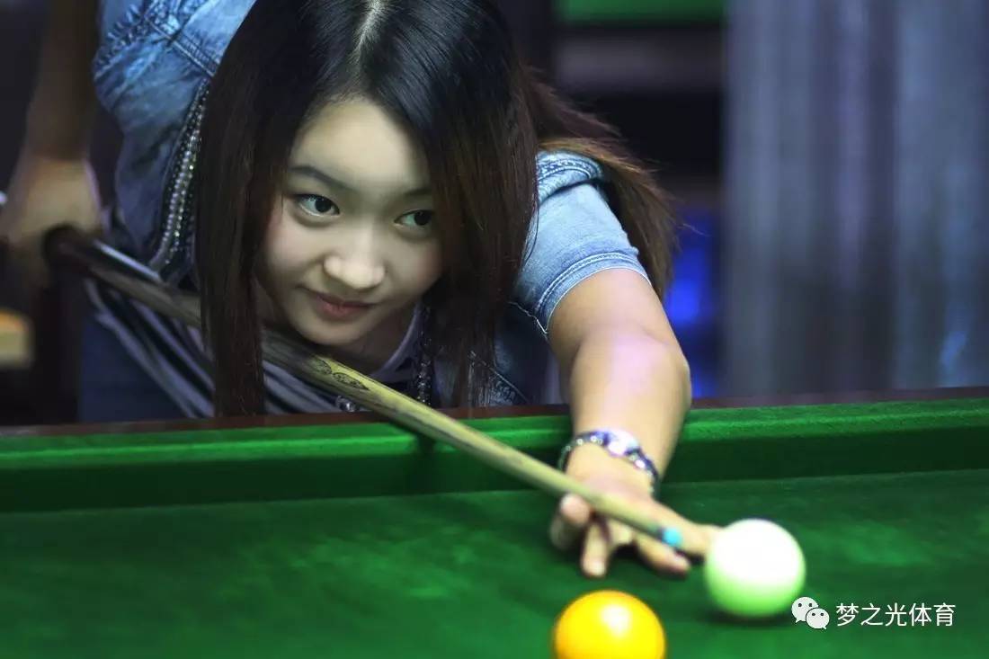 景上景桌球棋牌会所_桌球上的诱惑_桌球台的美女