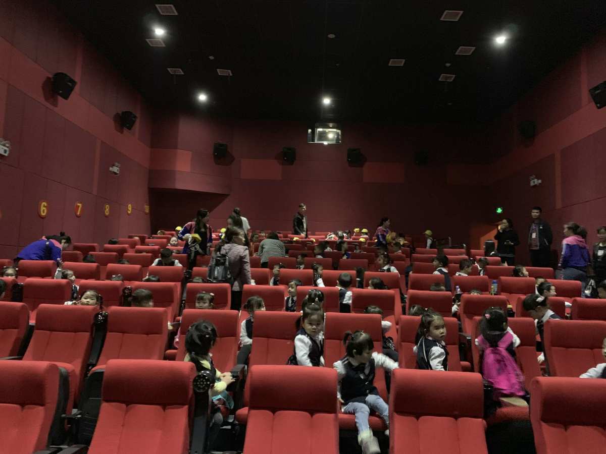 撸撸看影院影音先锋_小苹果影院看免费_躺在床上看电影的影院