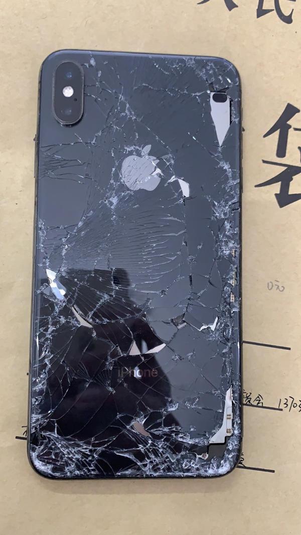游戏输了摔手机的人什么心态_游戏输了摔手机表情包_男生游戏输了摔一下手机