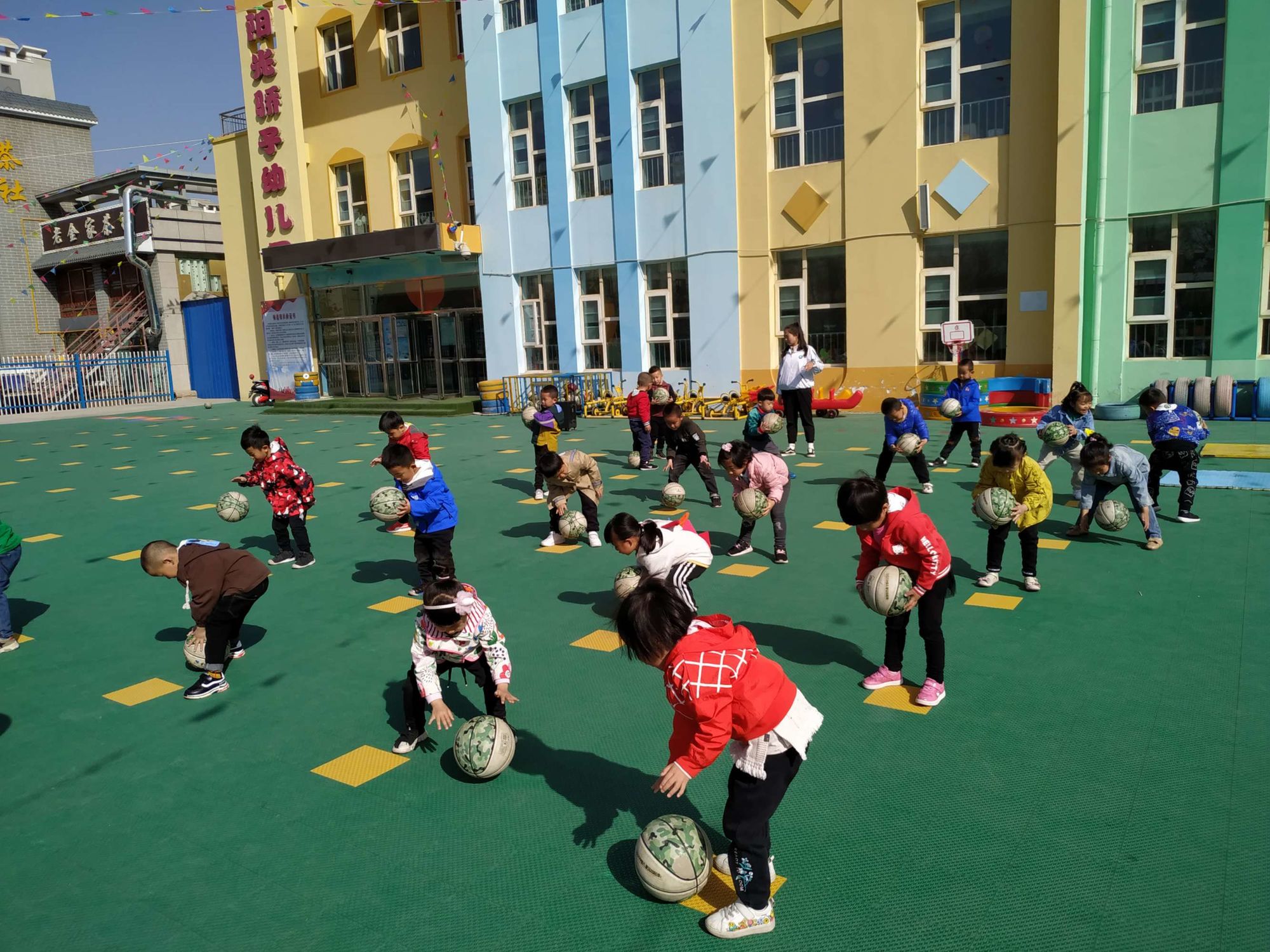 幼儿园手机拍球游戏_幼儿园游戏拍球玩法_幼儿园拍球游戏规则