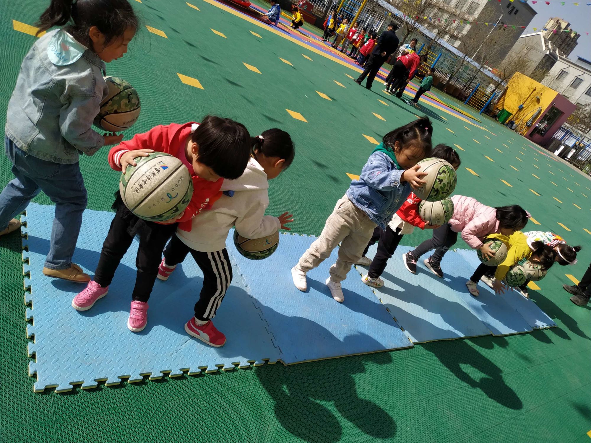 幼儿园游戏拍球玩法_幼儿园拍球游戏规则_幼儿园手机拍球游戏