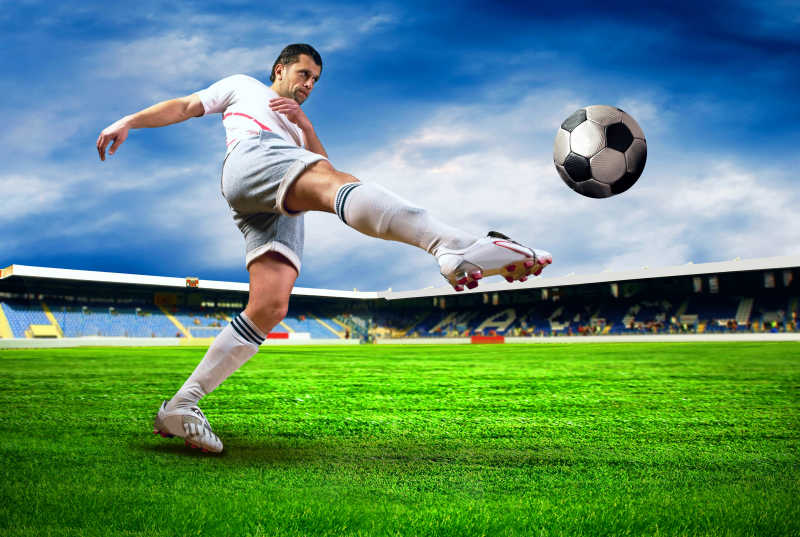 能踢球的手机游戏-脚下有力！手机里的真实足球梦