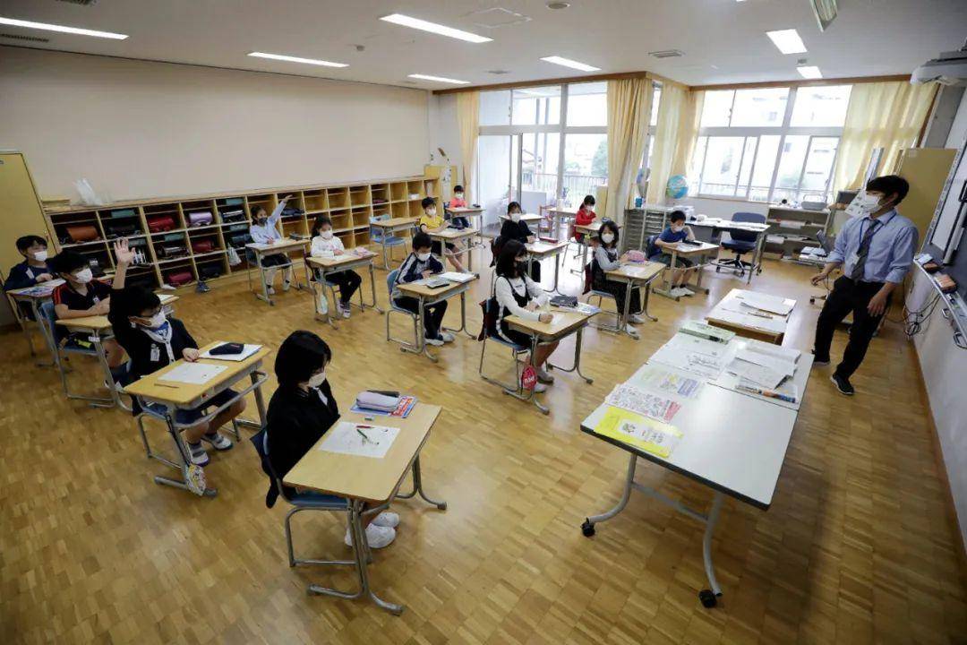 教室中间游戏手机_教室里的小游戏_教室里面玩的小游戏