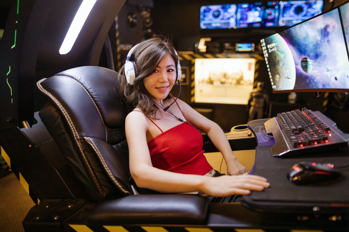 美女拿手机打游戏图片真实-美女打游戏，我亲身体验震撼登场
