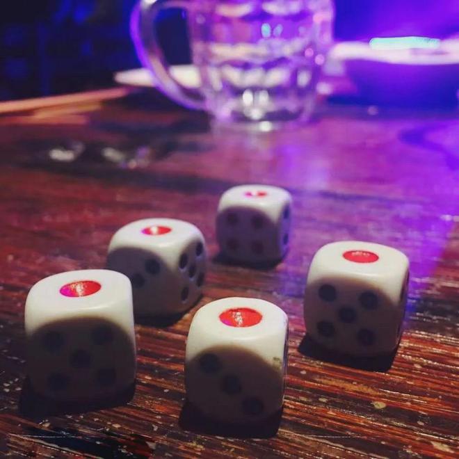 酒吧手机喝酒游戏_酒吧手机玩的游戏_酒吧打手机游戏