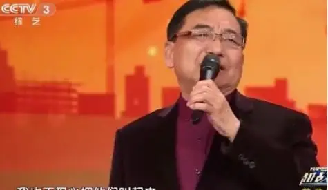 男生玩手机游戏被提拔_男生打游戏手机_爱玩手机游戏的男人