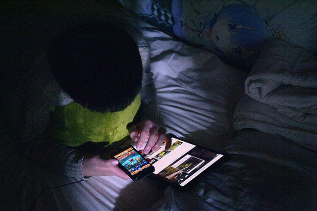 女孩子玩手机游戏_视频女孩玩手机游戏_六岁女孩玩手机游戏视频