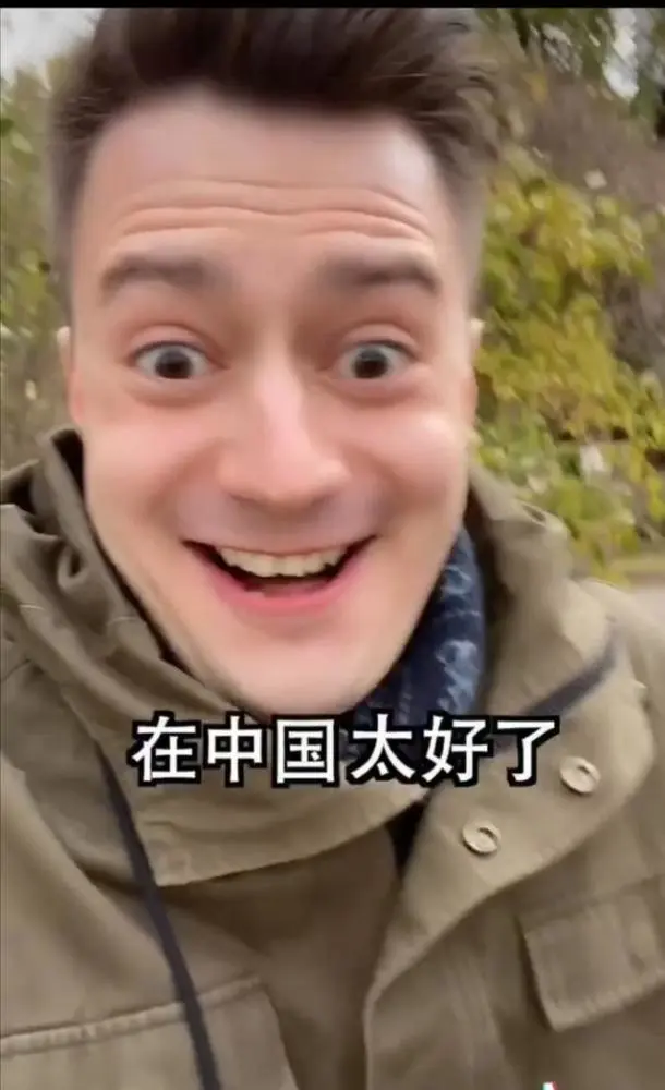老外玩手机游戏的反应图片_老外玩手机游戏的反应图片_老外玩手机游戏的反应图片