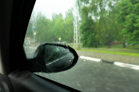 雨天驾驶游戏手机版-雨天驾驶游戏：掌握技巧避险赢大奖