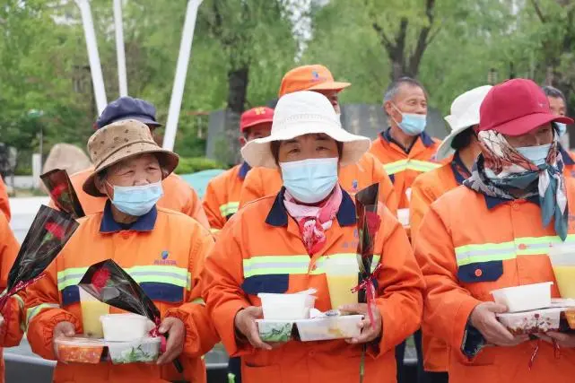 环卫工人的照片儿_环卫工人图片下载_环卫工人玩手机游戏图片