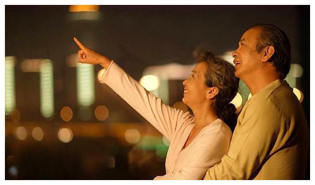 老夫老妻重返青春-老夫老妻参加老年大学舞蹈课，找回青春的温馨